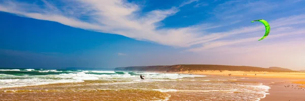 Surfers in Praia da Bordeira beach near Carrapateira, Portugal. — Stock Photo, Image