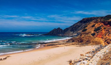 Praia da Amoreira, Aljezur Bölgesi 'ne giden tahta yol.,