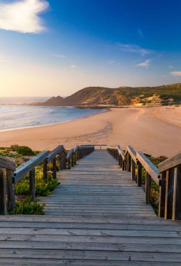 Praia da Amoreira, Aljezur Bölgesi 'ne giden tahta yol.,