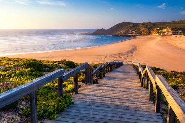 Praia da Amoreira, Aljezur Bölgesi 'ne giden tahta yol.,