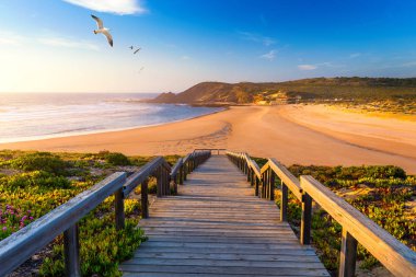 Praia da Amoreira, Aljezur Bölgesi 'ne giden tahta yol.,