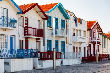 Costa Nova, Aveiro, Portekiz renkli evler ile Sokak. Str