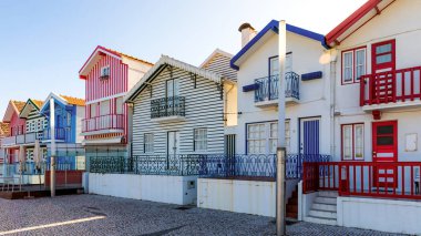 Costa Nova, Aveiro, Portekiz renkli evler ile Sokak. Str