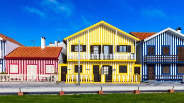 Costa Nova, Aveiro, Portekiz renkli evler ile Sokak. Str
