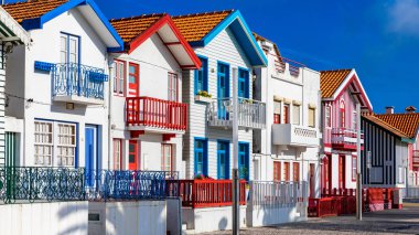 Costa Nova, Aveiro, Portekiz renkli evler ile Sokak. Str