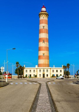 Praia da Barra deniz feneri gün boyunca, açık bir mavi s ile