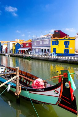 Aveiro, Portekiz kanal üzerinde geleneksel tekneler. Renkli Mol