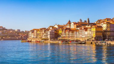 Porto Ribeira renkli evler, geleneksel cepheler, eski multi