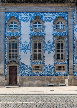 Porto geleneksel tarihi cephe mavi el pa ile dekore edilmiştir.