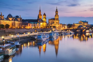 Elbe Nehri ile tarihi kent mimarisinin doğal yaz görünümü 