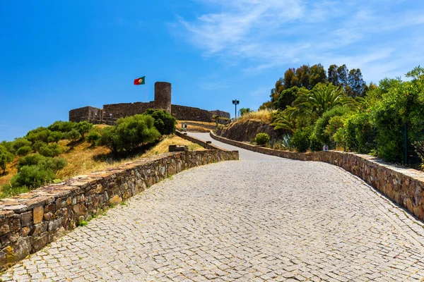 Ruínas do Castelo de Aljezur com bandeira portuguesa acenando, Algarve , — Fotografia de Stock