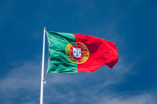 Bela grande bandeira portuguesa acenando ao vento contra o azul — Fotografia de Stock