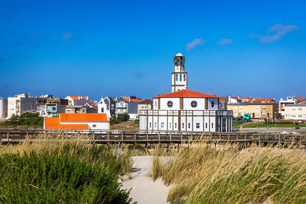 Kostel v Costa Nova slavná pláž poblíž Aveiro Centro Portugalsko. — Stock fotografie
