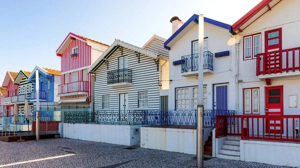 Rua com casas coloridas em Costa Nova, Aveiro, Portugal. Str... — Fotografia de Stock