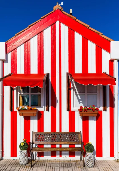 Straat met kleurrijke huizen in Costa Nova, Aveiro, Portugal. Str — Stockfoto