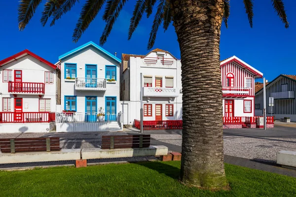 Calle con casas coloridas en Costa Nova, Aveiro, Portugal. Str. —  Fotos de Stock