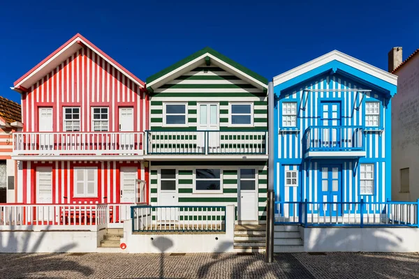 Strada cu case colorate în Costa Nova, Aveiro, Portugalia. Str — Fotografie, imagine de stoc