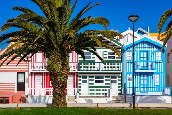 Straat met kleurrijke huizen in Costa Nova, Aveiro, Portugal. Str — Stockfoto