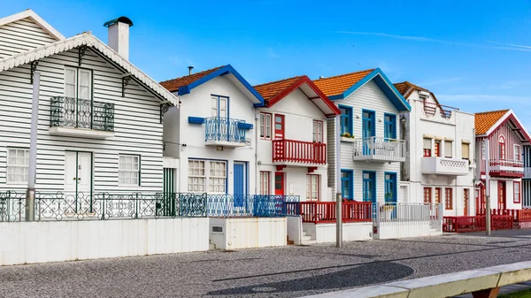 Straat met kleurrijke huizen in Costa Nova, Aveiro, Portugal. Str — Stockfoto