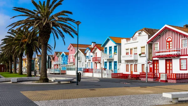 Calle con casas coloridas en Costa Nova, Aveiro, Portugal. Str. —  Fotos de Stock