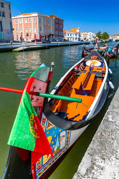 Tradiční čluny na kanálu v Aveiro, Portugalsko. Barevná mol — Stock fotografie