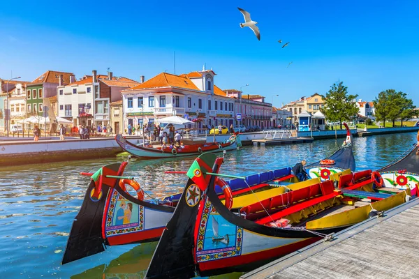 Barcos tradicionais no canal em Aveiro, Portugal. Colorido Mol — Fotografia de Stock