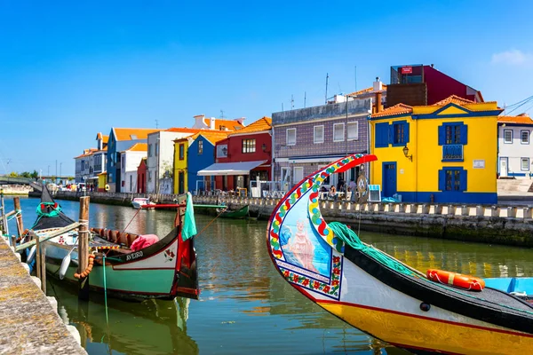 Aveiro, Portekiz kanal üzerinde geleneksel tekneler. Renkli Mol — Stok fotoğraf