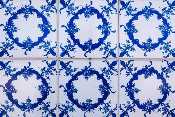 Azulejo is een vorm van Portugees of Spaans geschilderd, tin-geglazuurde, — Stockfoto