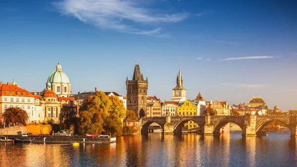 Prag, Tschechische Republik. malerische Herbst Luftaufnahme des alten Schlepptau — Stockfoto