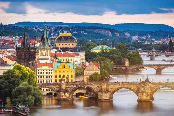Beroemde iconische beeld van Charles bridge, Prague, Tsjechië. C — Stockfoto