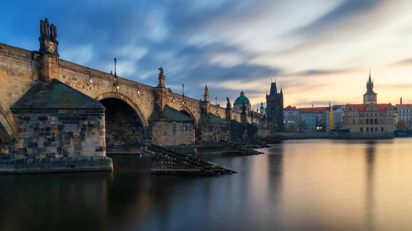 Vista da manhã da Ponte Charles em Praga, República Checa. O Ch — Fotografia de Stock