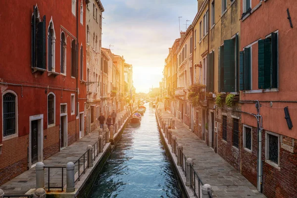 Canal de rua em Veneza, Itália. Canal estreito entre b colorido velho — Fotografia de Stock