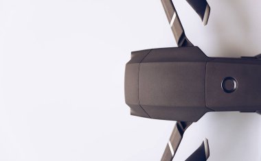 Beyaz arka planda sergilenen yeni modern drone. Drone quadcopte