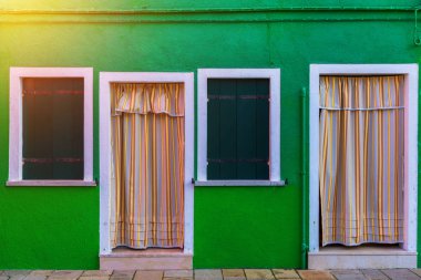 Güzel ev cephe ve Burano, Venedik renkli duvarlar. Burano