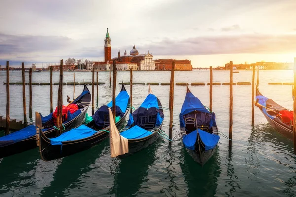 Canal avec gondoles à Venise, Italie. Architecture et monuments — Photo