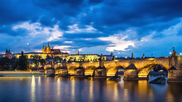 Imagem icónica famosa do castelo de Praga e da Ponte Carlos, Praga , — Fotografia de Stock