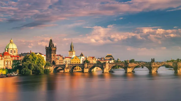 Çek Cumhuriyeti Prag 'ın Eski Kentinde Charles Köprüsü — Stok fotoğraf