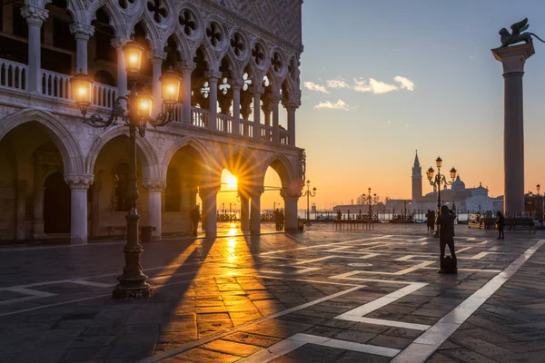 Piazza San Marco con Campanile e Basilica di San Marco. La m — Foto Stock