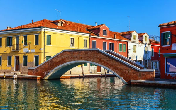 Murano glass making island, water canal, bridge, boat and tradit — Stock Photo, Image