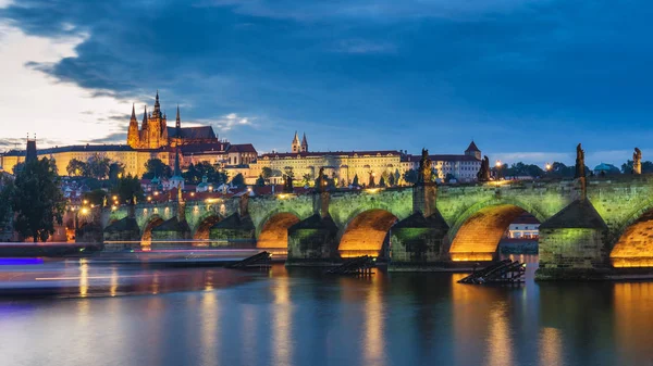 Berühmte ikonische Bild der Karlsbrücke, Prag, Tschechische Republik. c — Stockfoto