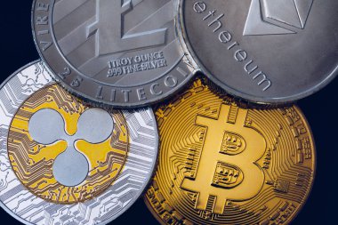 Altın bitcoin ile kripto para yığını. Bitcoin en