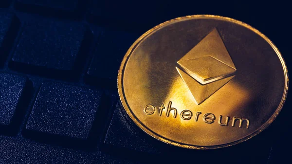 Ethereum cryptocurrency (kryptografická měna). Stříbrná Ethereumová mince — Stock fotografie