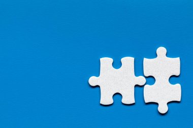 Yapbozun yakın çekim izole. Eksik yapboz parçası, 