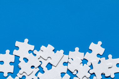 Bitmemiş beyaz yapboz parçaları. Jig parçalarını doldurun