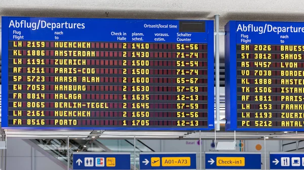 Πληροφορίες πτήσεων αεροδρομίου που εμφανίζονται στον πίνακα αναχωρήσεων, πτήση — Φωτογραφία Αρχείου