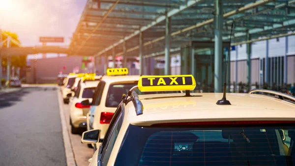 Taxis esperando a los pasajeros. Señal amarilla de taxi en taxis . — Foto de Stock