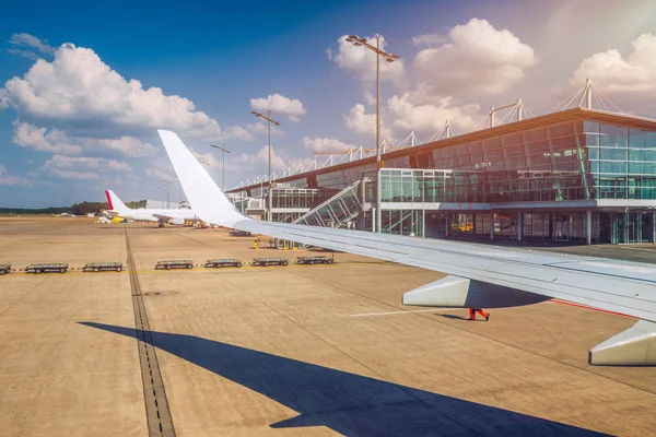 Vista al aeropuerto con aviones y vehículos de servicio. Aeropuerto con un — Foto de Stock