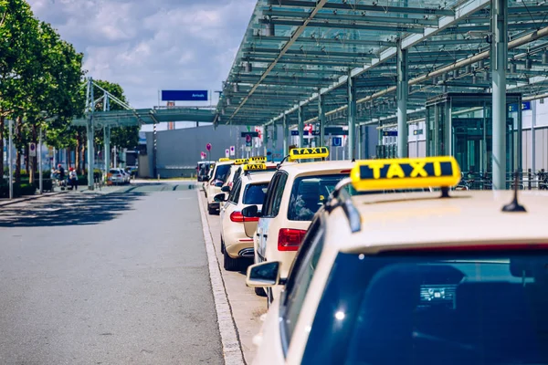 Taxis esperando a los pasajeros. Señal amarilla de taxi en taxis . — Foto de Stock