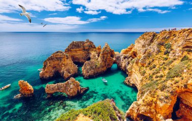 Panoramik görünümü, Ponta da Piedade kayalar üzerinde uçan martılar ile