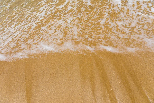 Blue ocean wave on sandy beach. Soft wave of blue ocean on sandy — Stock Photo, Image